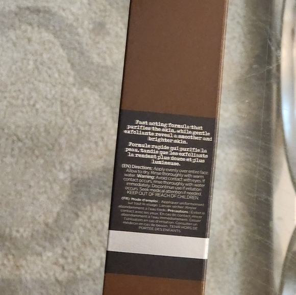 Clay exfoliating Cleanser - Picture 5 of 7